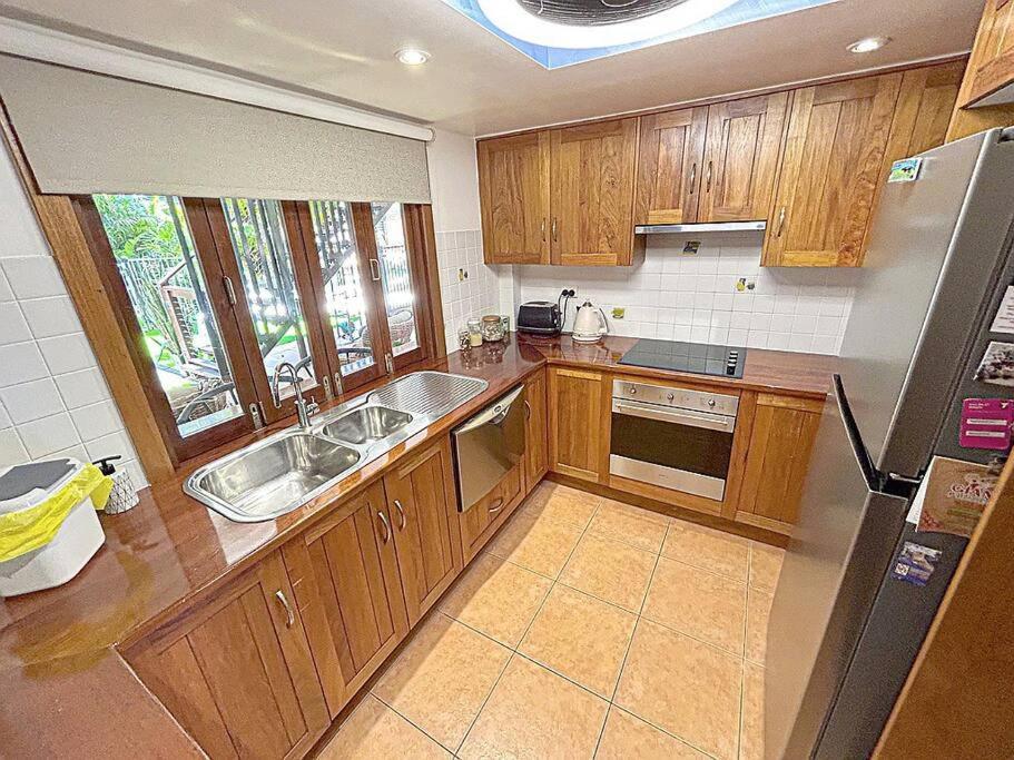 Villa Oasis, In Leafy Whitfield. Edge Hill Esterno foto